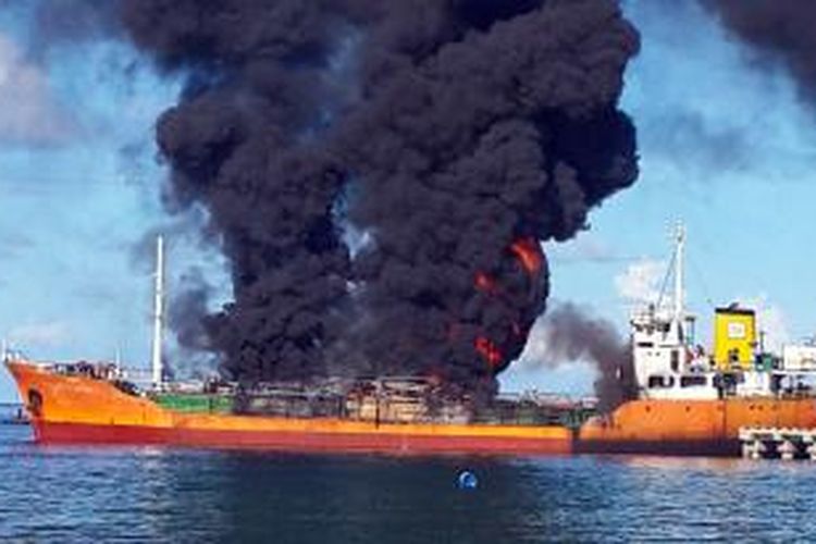 Kapal Tangker MT. Sumber Mutiara IX yang mengangkut 700 kilo liter bahan bakar minyak, meledak dan terbakar ketika sandar di dermaga Tagulandang, Kabupaten Sitaro, Sulawesi Utara.