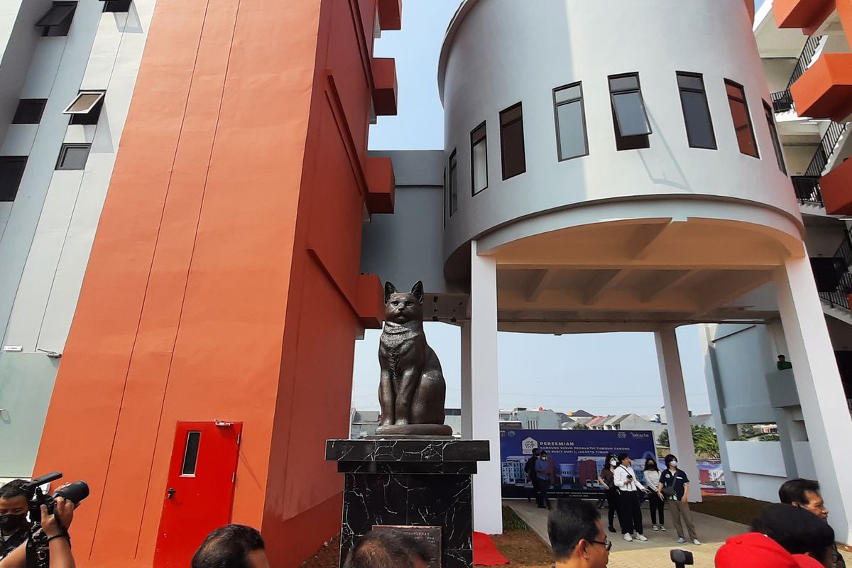 Monumen patung kucing berdiri di depan Kampung Susun Produktif Tumbuh Cakung di Jalan Kavling DPR Kampung Pulo Jahe, Jatinegara, Cakung, Jakarta Timur, Kamis (24/8/2022).