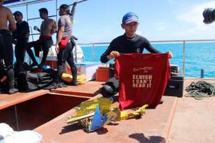 Tim penyelamat menemukan pecahan badan pesawat M28 Skytruck milik Polri, Selasa (6/12), di perairan Lingga, Kepulauan Riau. Tim menemukan pecahan logam tersebar di dasar laut. Diduga, pecahan itu badan pesawat M28 Skytruck milik Polri yang jatuh pada Sabtu (3/12) pagi.

