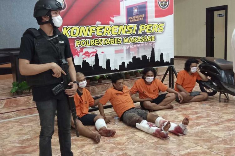 Empat perampok yang memperkosa korbannya di Markas Kepolisian Resor Kota Besar Makassar, Sulawesi Selatan, Senin (7/6/2021).