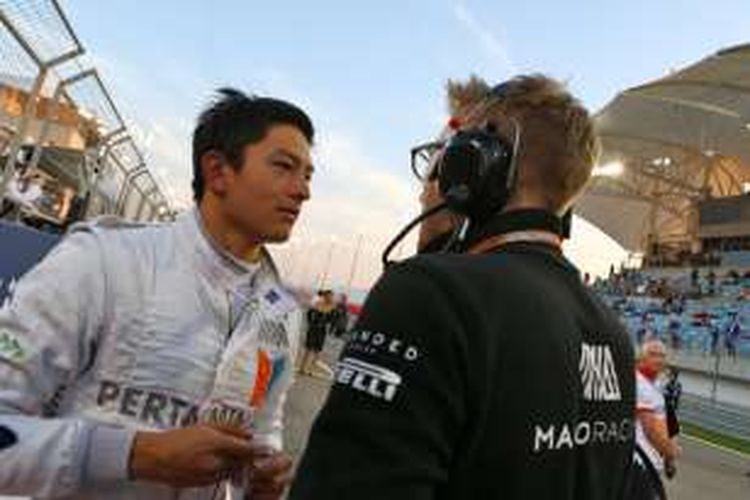 {ebalap Manor Racing asal Indonesia, Rio Haryanto, bersiap di grid jelang balapan GP China di Sirkuit Internasional Shanghai, Minggu (3/4/2016).