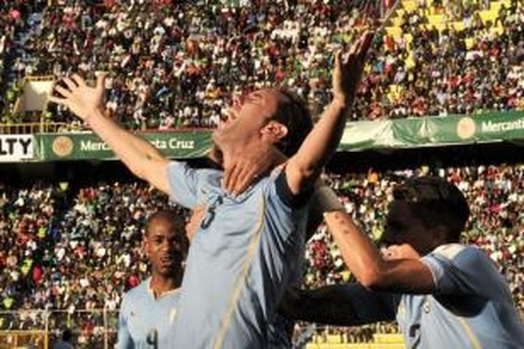 Diego Godin mencetak gol pembuka Uruguay ke gawang Bolivia, Kamis (8/10/2015). 