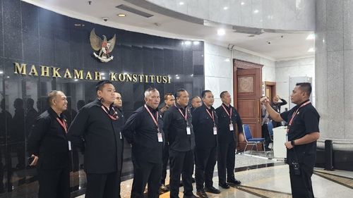 Mengantuk dan Main HP Saat Sidang Sengketa Pilkada? Siap-siap Ditegur Polisi