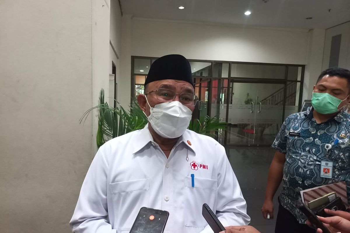 Wali Kota Depok, Mohammad Idris ketika memberikan keterangan kepada wartawan setelah menghadiri pelantikan pengurus dan Dewan Kehormatan Palang Merah Indonesia (PMI) Kota Depok di Ruang Teratai, Balai Kota Depok, Kamis (19/5/2022).