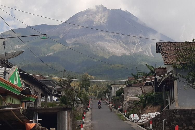 Gunung Merapi terlihat dari Dukuh Stabelan, Desa Tlogolele, Kecamatan Selo, Boyolali, Jawa Tengah, Selasa (10/11/2020).