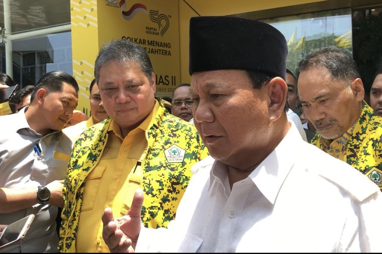Bacapres Koalisi Indonesia Maju (KIM) Prabowo Subianto dan Ketua Umum Partai Golkar Airlangga Hartarto di kantor DPP Golkar, Slipi, Jakarta, Sabtu (21/10/2023). 