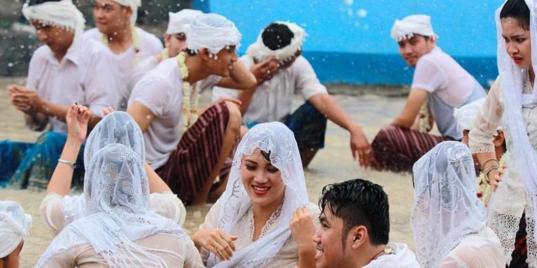 Sejumlah ?mekhanai? (pemuda) dan muli (pemudi) Duta Pariwisata Lampung turut serta dalam tradisi belangekhan untuk menyambut bulan Ramadhan di Kali Akar, Bandar Lampung, Kamis (26/6/2014). 