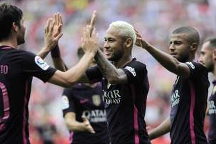 Striker Barcelona, Neymar, merayakan gol ke gawang Sporting Gijon bersama rekan-rekannya, pada laga La Liga di Stadion El Molinon, Sabtu (24/9/2016).