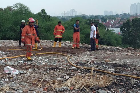 Damkar Berupaya Padamkan Asap Bau Busuk dari Tanah di Bintaro