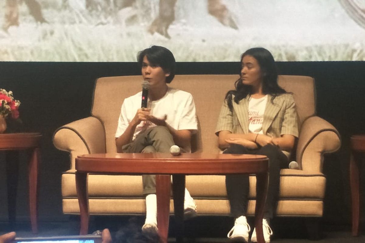 Iqbaal Ramadhan dan Mawar De Jongh dalam jumpa pers peluncuran poster film Bumi Manusia di XXI Epicentrum, Kuningan, Jakarta Selatan, Rabu (19/6/2019).