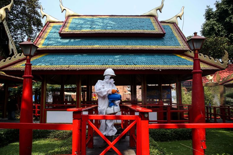 Petugas menyemprotkan cairan disinfektan di wahana bianglala di Dunia Fantasi Ancol, Jakarta Utara, Sabtu (14/3/2020). Kegiatan ini untuk meminimalisir penyebaran penyakit akibat virus Covid-19 di Ancol. Pemerintah DKI Jakarta menutup semua tempat wisata di Jakarta mulai Sabtu (14/3/2020). Penutupan ini dilakukan selama dua pekan ke depan dalam rangka pencegahan penyebaran virus corona.