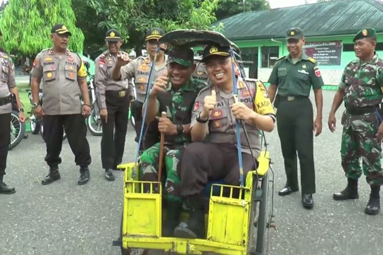 Kapolres Polman diajak keliling naik becak oleh Dandim Polmas setelah mengantar kue ultah HUT TNI ke-74.  Mereka menyusuri Jalan Trans Sulawesi. 