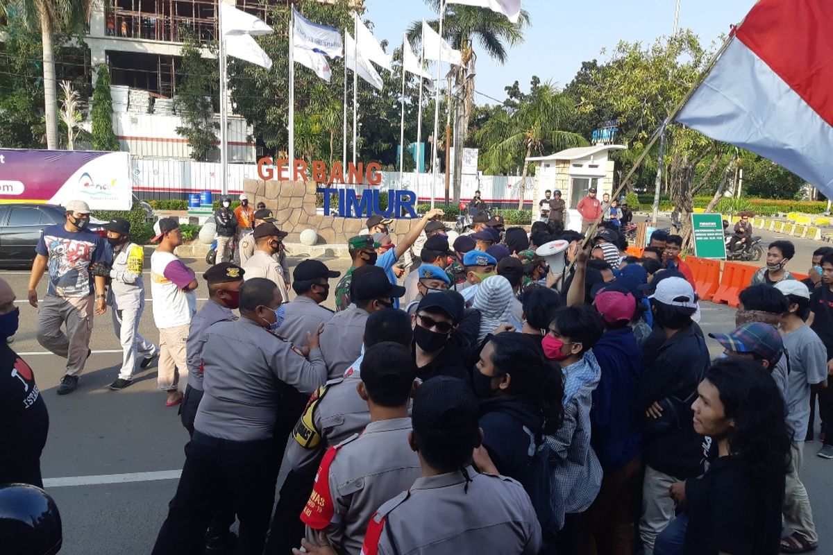Suasana dorong-dorongan antara demonstran dengan petugas di gerbang Pintu Timur Ancol, Pademangan, Jakarta Utara, Rabu (8/7/2020)