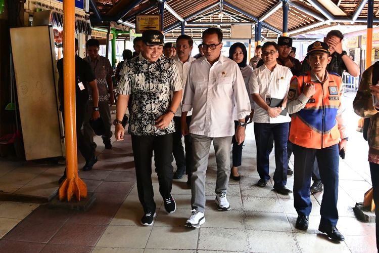 Menteri Perhubungan Budi Karya Sumadi, Jumat (14/7), meninjau dua Terminal Tipe A di Jawa Timur yang tengah dilakukan revitalisasi yaitu Terminal Tamanan di Kediri dan Terminal Purabaya (Bungurasih) di Surabaya.