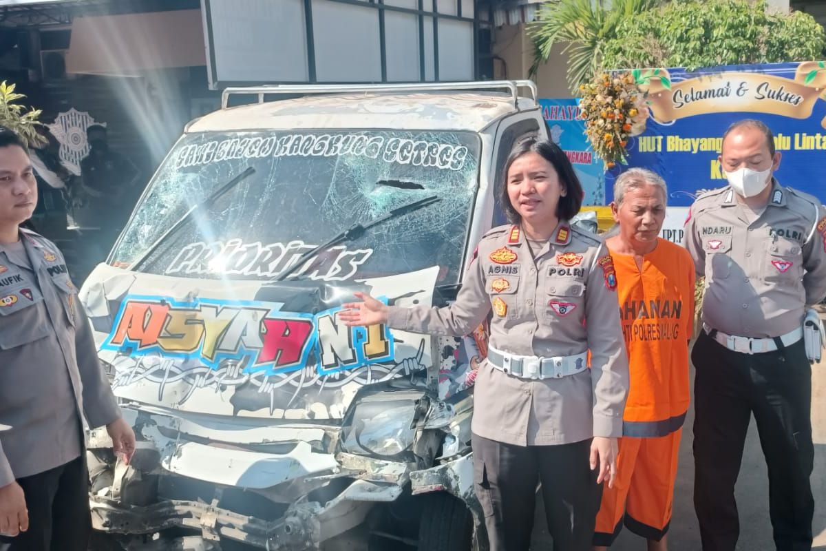 Kasatlantas Polres Malang, AKP Agnis Juwita Manurung saat konferensi pers pikap yang menabrak peserta karnaval di Desa Kedungrejo, Kecamatan Pakis, Kabupaten Malang.