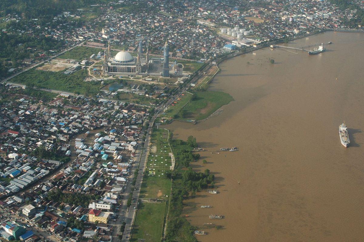 Kota Samarinda, Kalimantan Timur, dilihat dari atas. Kota yang dibelah oleh Sungai Mahakam ini kondang dengan julukan Tepian Mahakam. Sungai terpanjang di Kalimantan Timur ini memang menjadi salah satu urat nadi aktivitas seluruh warga kota.