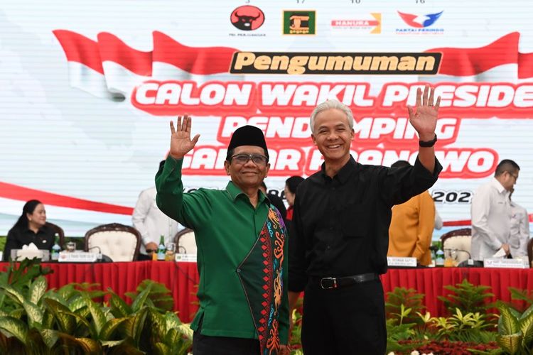 Bakal calon presiden dari PDI Perjuangan (PDIP) Ganjar Pranowo (kanan) dan bakal calon wakil presiden Mahfud MD (kanan) melambaikan tangan saat pengumuman bakal calon wakil presiden pada Pilpres 2024 di kantor DPP PDIP, Jakarta, Rabu (18/10/2023). Mahfud MD secara resmi telah ditunjuk sebagai bakal calon wakil presiden (cawapres) pendamping Ganjar Pranowo. ANTARA FOTO/M Risyal Hidayat/aww.