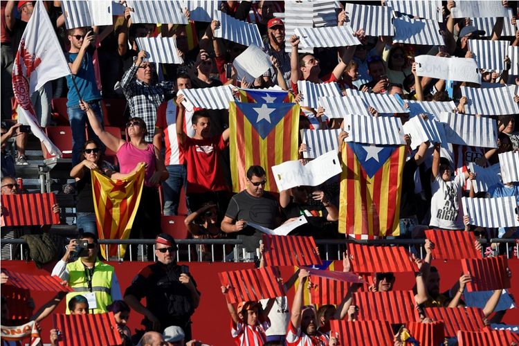 Suporter Girona mengekspresikan kemerdekaan Catalonia dalam laga Divisi Primera La Liga, kasta pertama Liga Spanyol, kontra Real Madrid di Stadion Montilivi, 29 Oktober 2017.