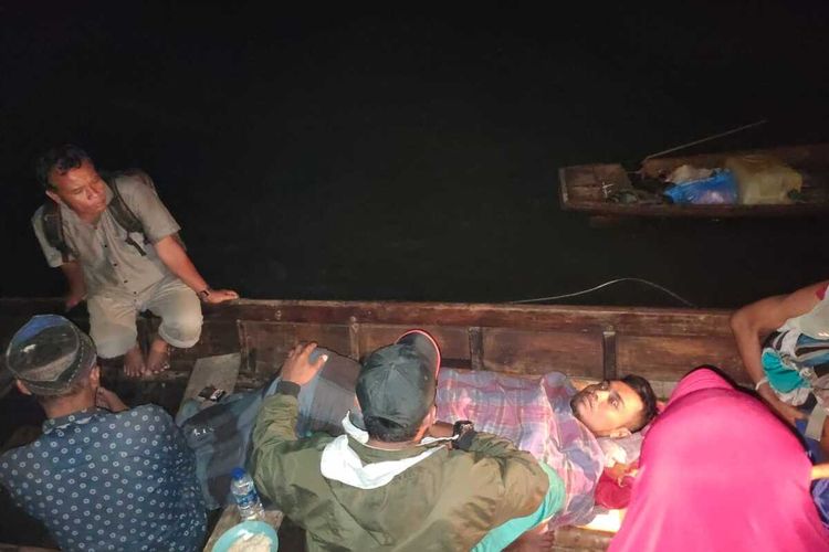 Sakirin dievakuasi dengan boat menuju Puskesmas Simpang Jernih, Aceh Timur, Rabu (24/4/2021) malam.