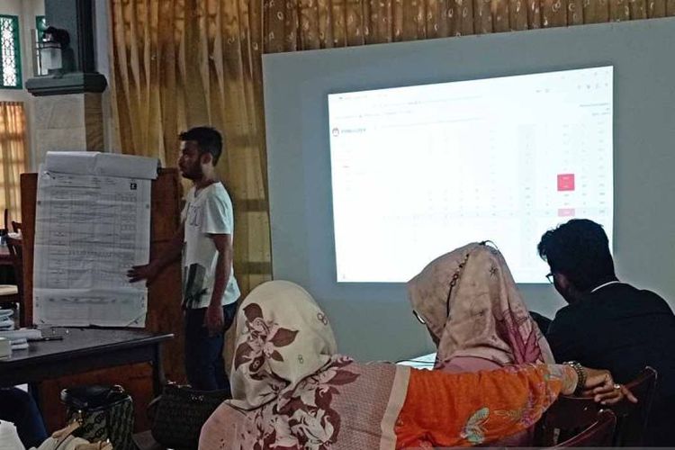 Petugas KIP menyesuaikan data hasil Pemilu 2024 di Banda Aceh, Senin (11/3/2024). 
