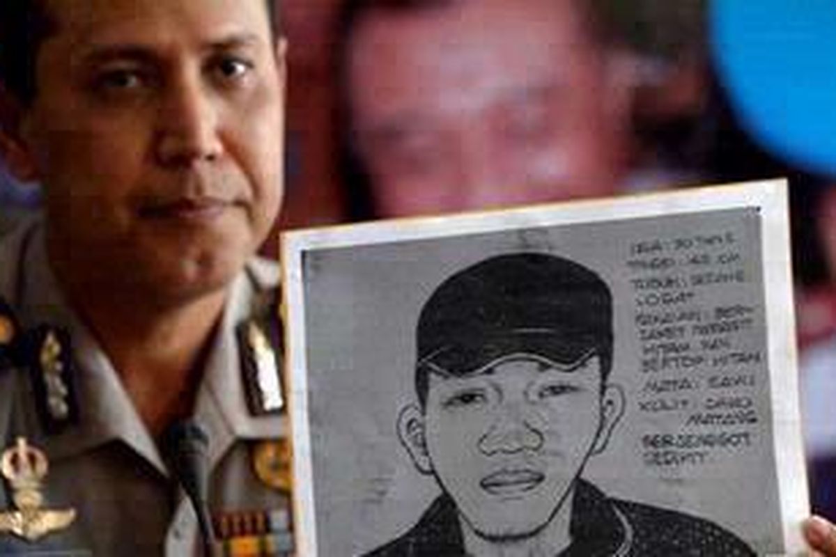 Kepala Bagian Penerangan Umum Polri Kombes Boy Rafli Amar menunjukkan sketsa wajah kurir pengirim paket bom di Kantor KBR68H saat jumpa pers di Kantor Humas Mabes Polri, Jakarta, Jumat (18/3/2011). Empat paket buku yang terbukti berisi bom berdaya ledak rendah dikirimkan di empat lokasi berbeda yaitu Kantor KBR68H, Kantor BNN, kediaman Ketua Umum Pemuda Pancasila (PP) Yapto S Soerjosoemarno, dan kediaman musisi Ahmad Dhani. 