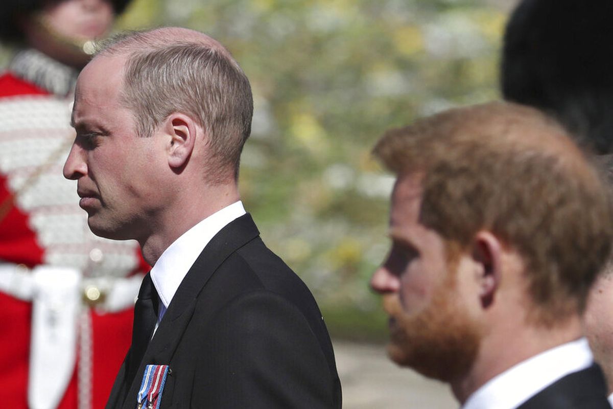 Pangeran Inggris William, kiri, dan Pangeran Harry mengikuti peti mati saat perlahan-lahan berjalan dalam prosesi seremonial selama pemakaman Pangeran Philip Inggris di dalam Kastil Windsor di Windsor, Inggris, Sabtu, 17 April 2021