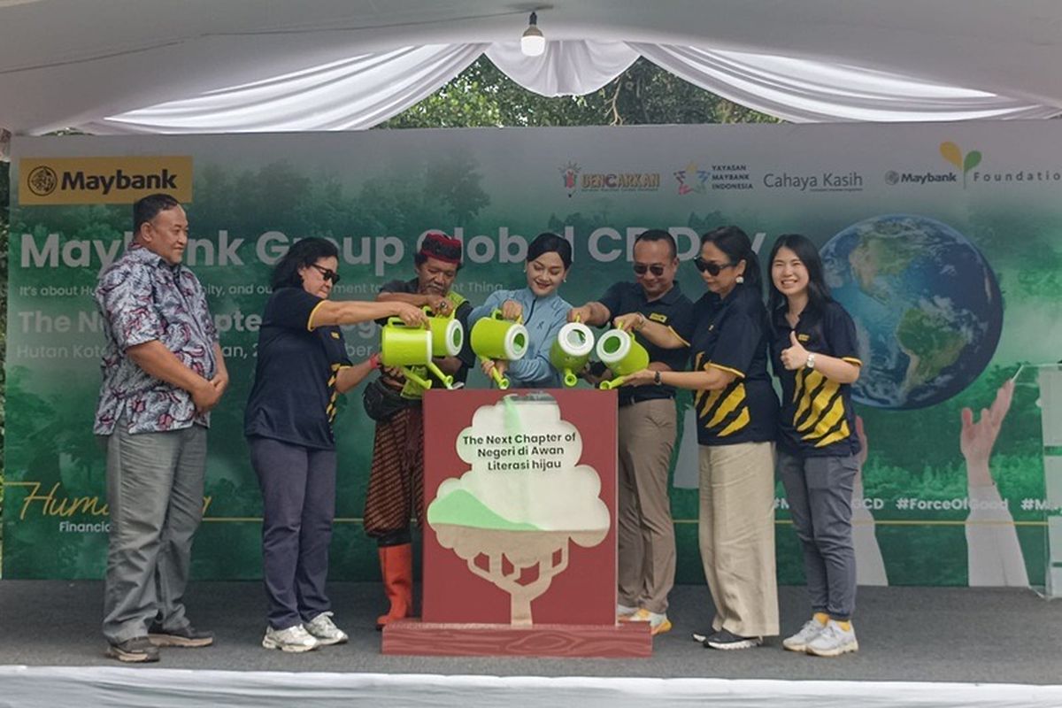(kiri ke kanan) Kepala Bidang Kehutanan Dinas Pertamanan dan Hutan Kota Provinsi DKI Jakarta, Romy Sidharta; Board of Trustee Maybank Foundation, Budhi Dyah Sitawati; Pelopor Pelestari Lingkungan dan Penjaga Kali Pesanggrahan Jakarta Selatan, Chaeruddin (Babe Idin); Kepala Eksekutif Pengawas Perilaku Pelaku Usaha Jasa Keuangan, Edukasi dan Perlindungan Konsumen OJK, Friderica Widyasari Dewi; Presiden Direktur PT Bank Maybank Indonesia Tbk., Steffano Ridwan; Komisaris PT Bank Maybank Indonesia Tbk., Marina Tusin; Head of Sustainability PT Bank Maybank Indonesia Tbk, Maria Trifanny Fransiska. 