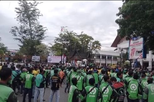 Ratusan Driver Ojol Demo ke DPRD Sumbar Tolak Kenaikan BBM dan Minta Kesejahteraan