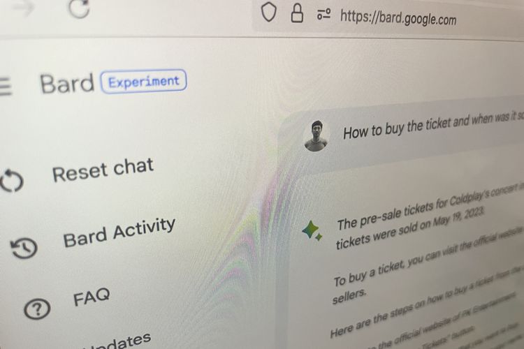 Menggunakan Google Bard untuk menjawab aneka pertanyaan.