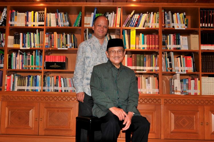 Ilham Akbar Habibie berpose bersama ayahnya, BJ Habibie, di perpustakaan Habibie Ainun, Jakarta, Senin (11/8/2014).