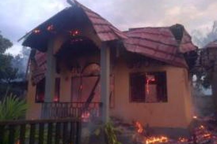 Rumah wartawan lokal Media Alkhaeraat Palu yang dibakar massa bentrok, Selasa (29/10/2013).
