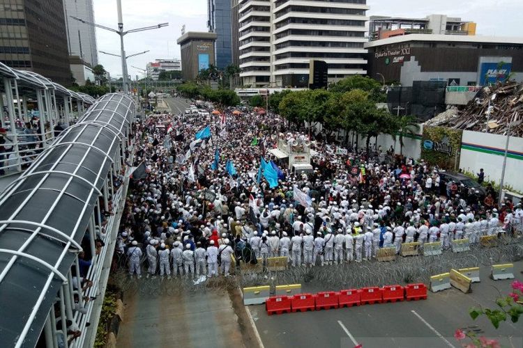 Situasi Jalan MH Thamrin ditutup akibat demo di depan Kedubes Prancis, Senin (2/11/2020).