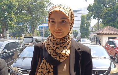 Selebgram Cut Intan Nabila menghadiri sidang perdana kasus KDRT di Pengadilan Negeri Cibinong Bogor, Senin (28/10/2024).