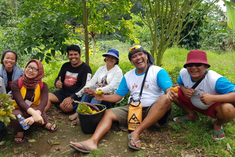 Tim literasi nusantara dari Gramedia dan Togu Simorangkir serta Biston Manihuruk mendapatkan buah kesemak dari warga sebagai salah satu bentuk dukunga untuk mereka menjalankan misi penggalangan dana rumah belajar di Danau Toba dengan berjalan sejauh 305,65kilometer.