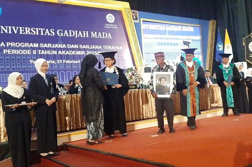 Momen Haru Orangtua Asal Bantul Wakili Anaknya Wisuda di UGM, Bawa Bingkai Foto dan Sesekali Usap Air Mata