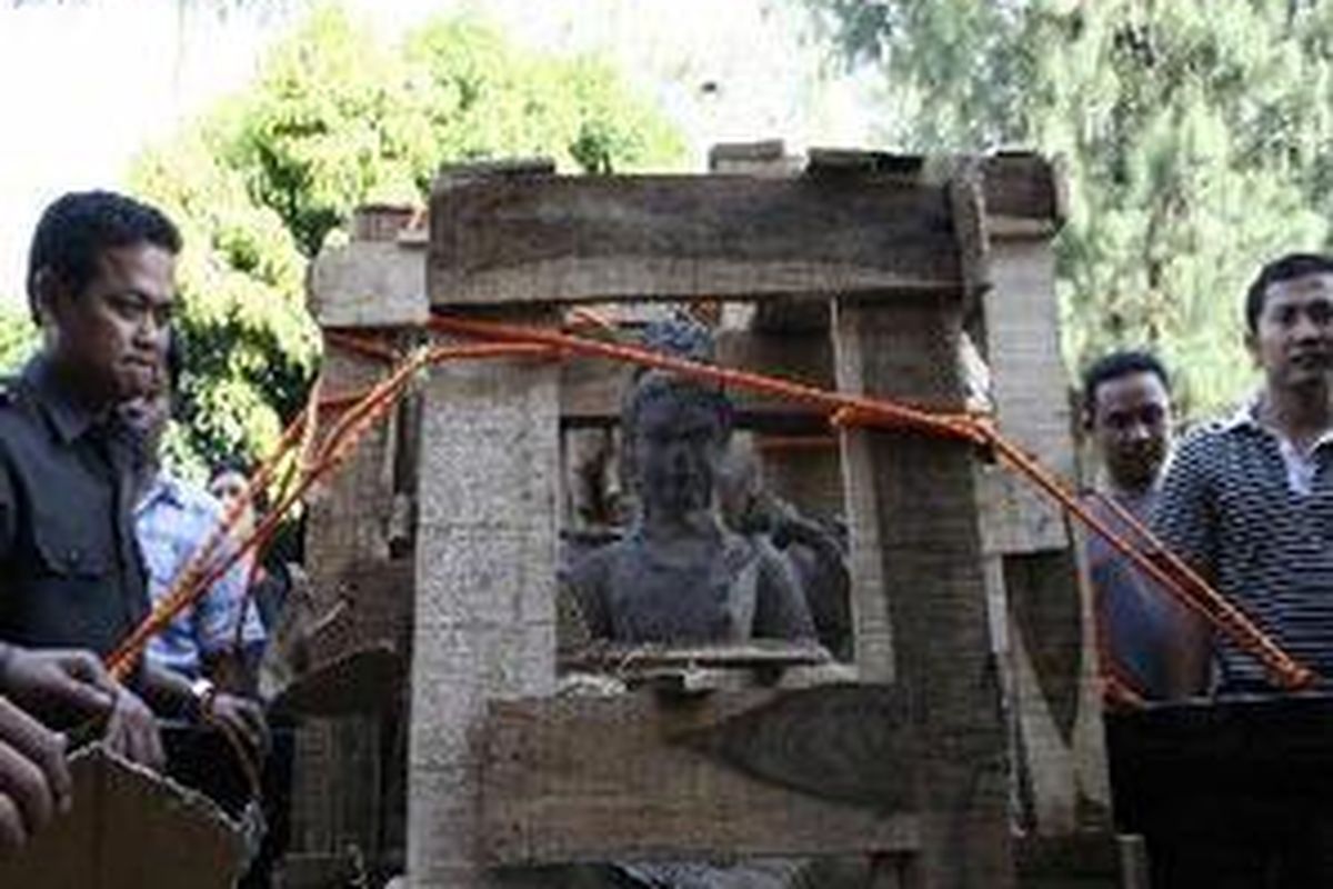 Kepolisian Kota Besar (Poltabes) Solo, Jawa Tengah, akhirnya menyita lima arca asli milik Museum Radya Pustaka, Surakarta, dari kediaman Hashim Djojohadikusumo di kawasan Kemang, Jakarta Selatan. Kelima arca yang hilang beberapa waktu lalu itu dikirim kembali ke Solo dan tiba di Markas Poltabes Solo, Rabu (21/11/07). 