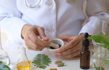 Ilustrasi obat herbal, sejumlah air rebusan daun bisa jadi obat herbal yang ampuh untuk menurunkan kolesterol dan mudah dibuat. Berikut ini daftarnya. 
