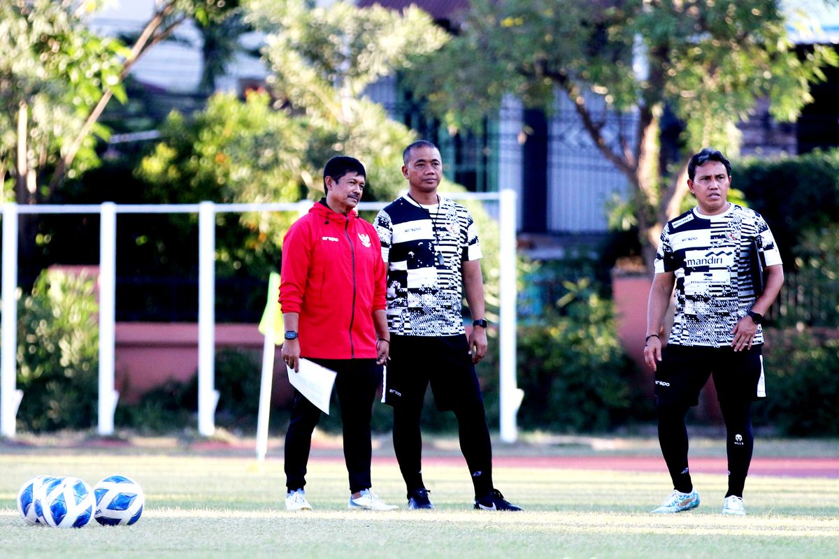 Pelatih Timnas Indonesia Indra Sjafri bersama asitennya Eko Purdjianto dan Bima Sakti.
