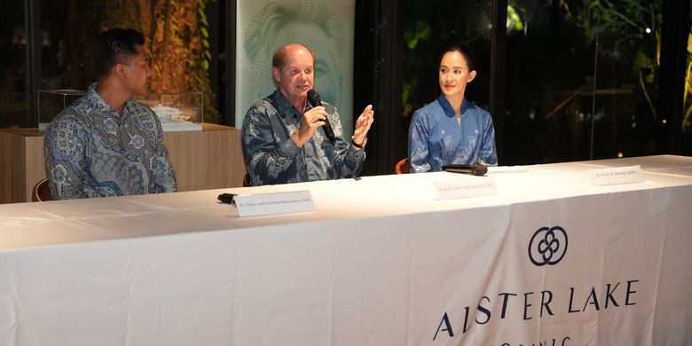 Prof. Dr. med. Fred Fändrich (tengah) dan dr.Olivia Ong M.Biomed (kanan) dalam acara soft opening Alster Lake Clinic di Kawasan Ekonomi Khusus, Sanur, Bali (25/6/2025).