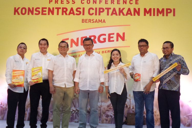 Marketing Director Health Food Jonathan Setiadi, Sales & Marketing Director Mayori Divisi Health Food & Coffee Tony Sumantri, Wasekjen I PB IDI Dr. Fery Rakhman, MKM, Dr. dr. I Gusti Lanang Sidiartha Sp. A(K), dr. Raissa E. Djuanda, M. Gizi, Sp. GK, dan Dr. dr. Taufiq Pasiak, M.Kes, M.Pd seusai konferensi pers di kawasan Sudirman, Jakarta, Kamis (21/2/2019).