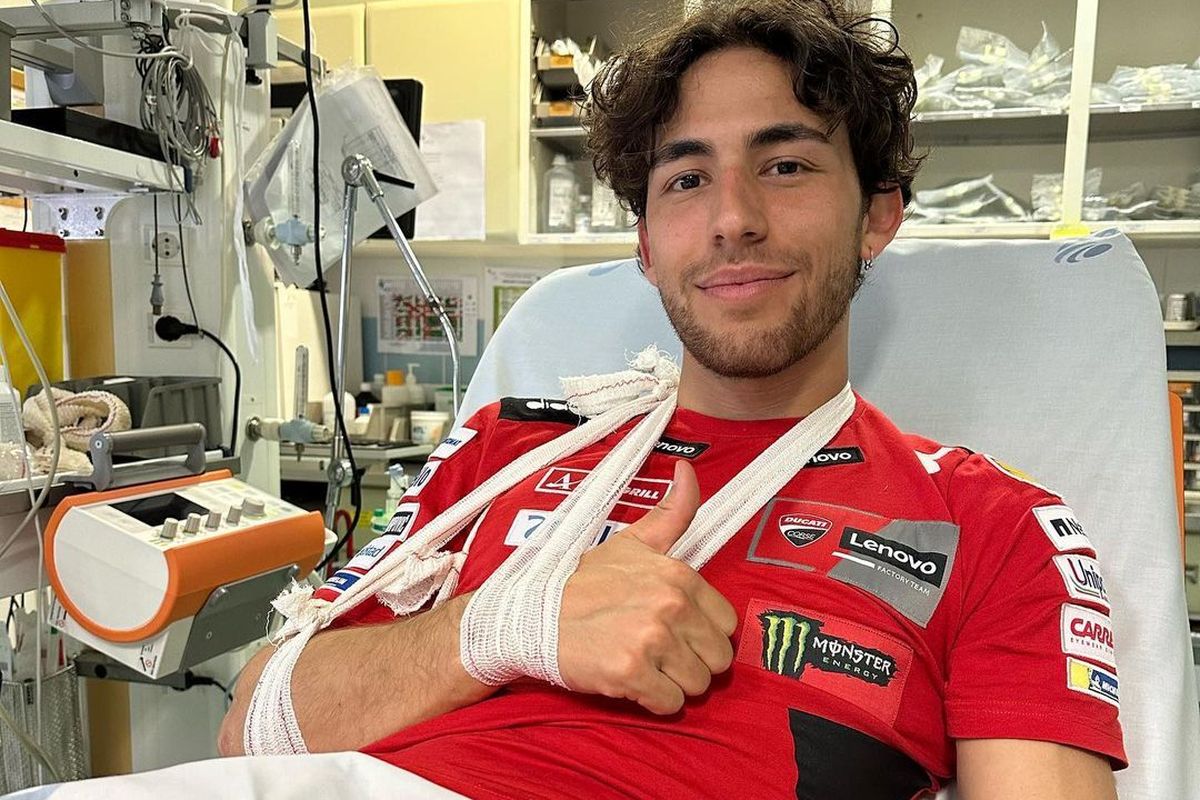 Pebalap pabrikan Ducati, Enea Bastianini, terbaring usai mengalami kecelakaan di Sprint Race MotoGP Portimao, Portugal, pada Sabtu (25/3/2023). Terbaru, Bastianini memutuskan absen dari MotoGP Spanyol setelah ikut free practise.
