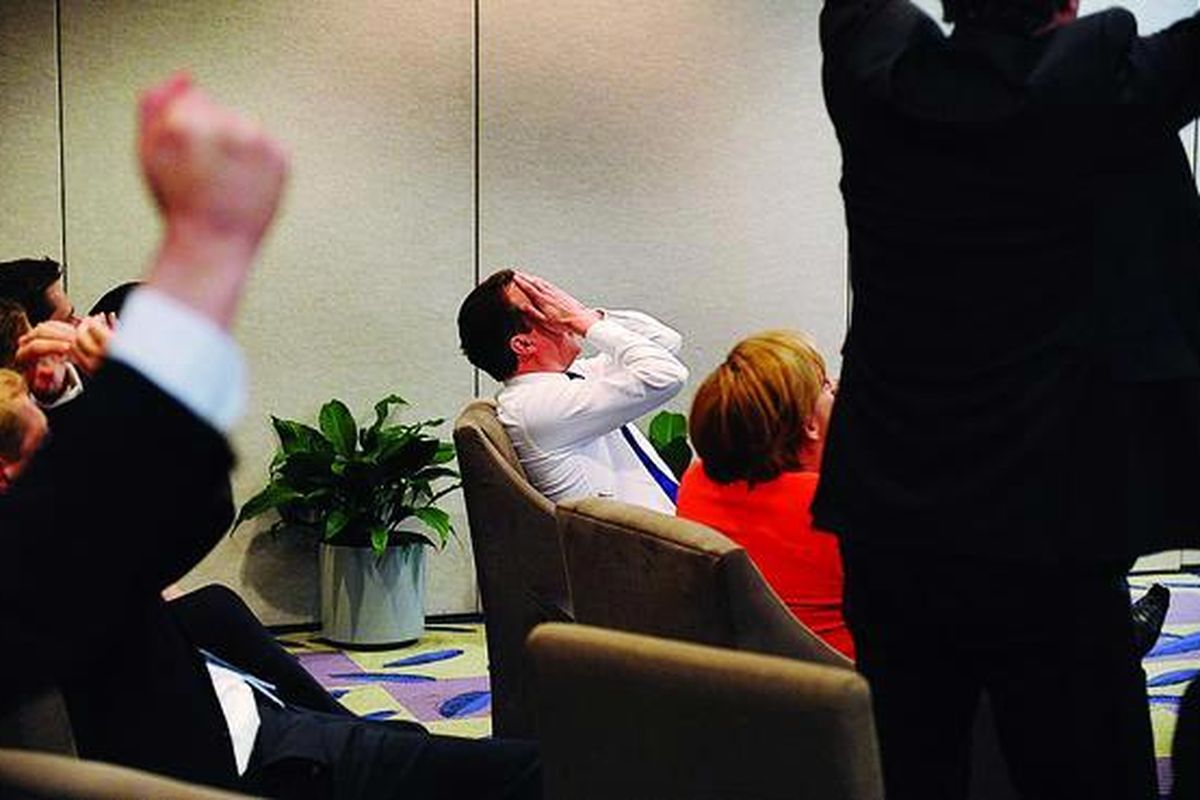 Perdana Menteri Inggris David Cameron (tengah) menutup wajahnya menyaksikan tim negaranya dilibas Jerman. Cameron menonton laga Jerman dan Inggris bersama Kanselir Jerman Angela Merkel (kedua dari kanan) di sela-sela Pertemuan Puncak G-20 di Toronto, Kanada.