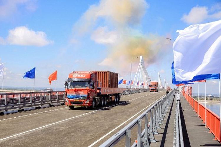 Pemandangan jembatan perbatasan pertama di atas sungai Amur (Heilongjiang) yang menghubungkan kota Blagoveshchensk di Rusia dan kota Heihe di China saat upacara peresmiannya pada 10 Juni 2022. 