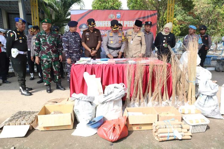 Polres Bangkalan, Jawa Timur mengungkap kepemilikan bahan peledak sebanyak 2 kwintal. Bahan peledak itu, milik warga Desa Langkap, Kecamatan Burneh.
