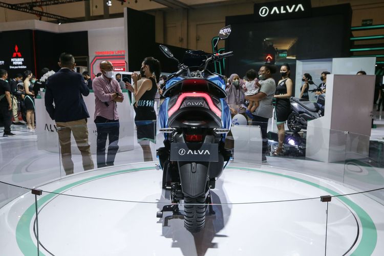 Motor listrik Alva One dipamerkan di ajang Gaikindo Indonesia International Auto Show (GIIAS) 2022 di ICE BSD, Tangerang, Jumat (12/8/2022). Motor ini jadi salah satu produk lokal yang bakal meramaikan pasar motor tahun ini.