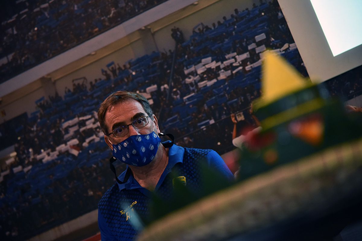 Pelatih Persib Bandung, Robert Rene Alberts, dalam acara perayaan ulang tahun Persib ke-88 tahun di Graha Persib, Kota Bandung, Minggu (14/03/2021). 