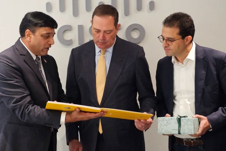 Exchange memento between President Director and CEO of Indosat Ooredoo Hutchison Vikram Sinha (left) and CEO of CISCO Chuck Robbins (center), who is accompanied by President of APJ Service Provider at CISCO Sanjay Kaul (right), during the Mobile World Congress in Barcelona on Monday, February 27, 2023.  
