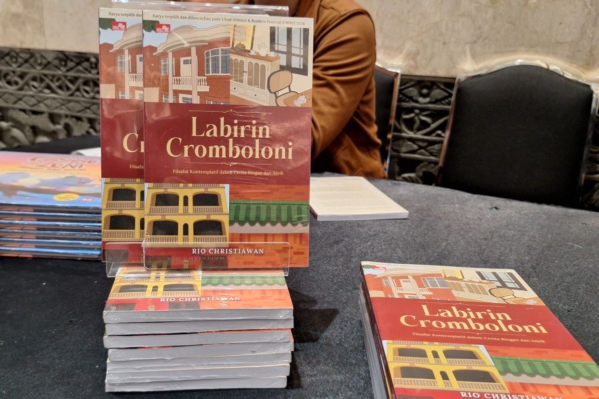 Buku Labirin Cromboloni karya Rio Christiawan yang mengusung narasi filosofis-kontemplatif mengenai perjalanan hidup, kegagalan, dan refleksi diri dipajang dalam ajang IIBF 2026. 
