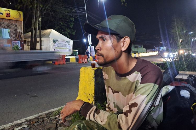 Berbekal Cilok yang Tak Laku Dijual, Asep Mudik Jalan Kaki dari Bandung ke Ciamis