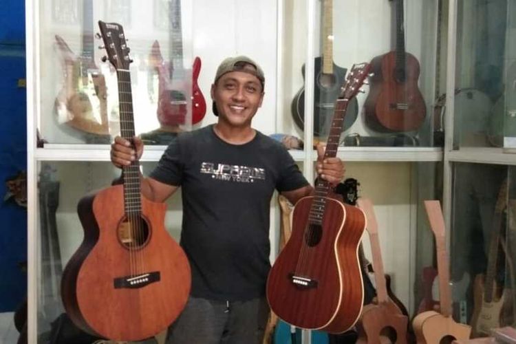 Adnan, pengrajin gitar Andrea di Desa Meunasah Mesjid, Kecamatan Muara Dua, Kota Lhokseumawe, Senin (22/3/2021).